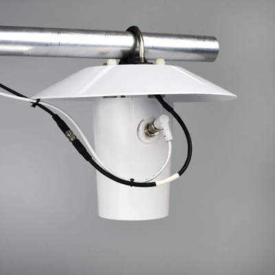 EE08-SS安装在TS-100风扇吸气辐射屏蔽罩内。