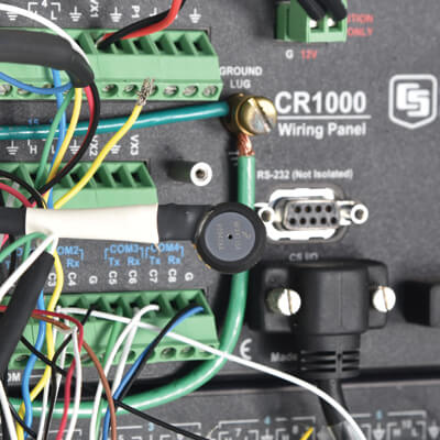 远地点SB-100气压传感器连接到一个数据记录器。